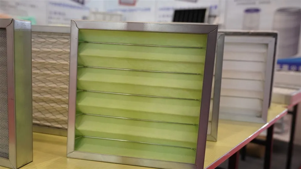 प्रोफेशनल M5 M6 F7 F8 F9 हाई डस्ट लोडिंग मीडियम बैग फिल्टर मीडिया पीपी पैनल एयर फिल्टर रोल पैनल प्लीटेड फिल्टर